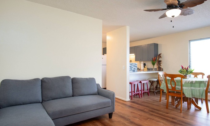 Hilo Condo | 3rd-floor downtown Hilo condo with great location near the bay, W/D, cable, & AC