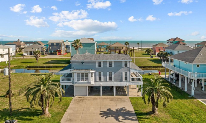 Port Bolivar House | 3rd row, great views, sleeps 10, 2 min from beach, bring the fam & dog!