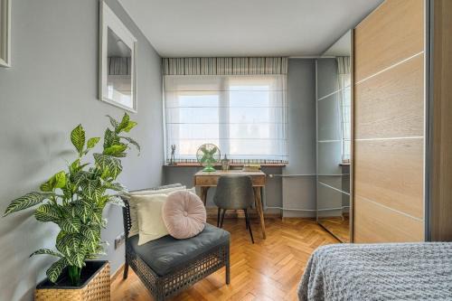 Srodmiescie Połnocne Apartment | 3rooms at Emilii Plater 55 Deluxe Residence in Warsaw Manhattan