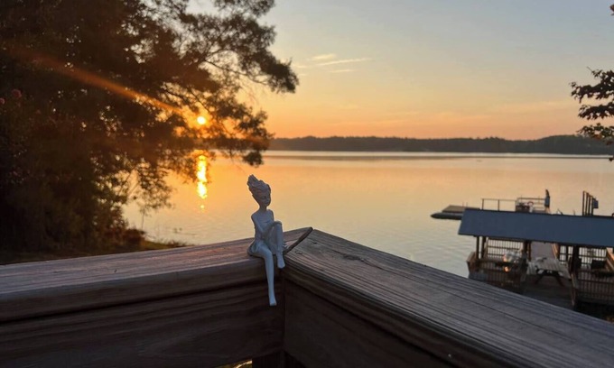 Fort Lawn House | 4.2-Acre Lakefront– Game Room，Hot Tub & Private Dock !