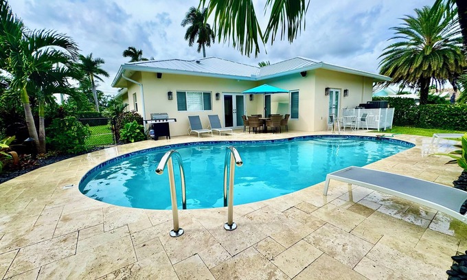 Dania Beach House | 4/3-Heated Pool-Dock-Ping Pong-Kayaks-Luxurious