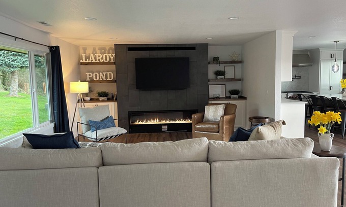 Carrolls House | 4,400 square foot home in Kalama with Columbia River views!