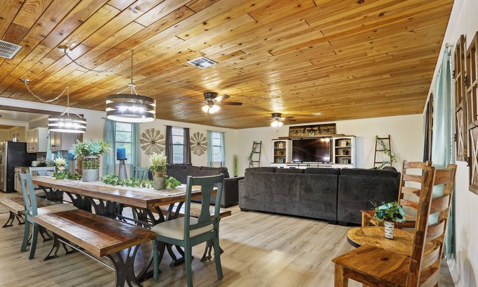 Hempstead House | 4.95 acres, pool/basketball/volleyball/soccer close to ATV, Safari, Range, Golf