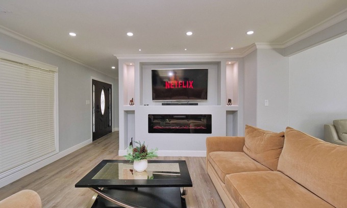 Hayward House | 4 Bd 4 Ba w/Private Studio 10 G WIFI and AC