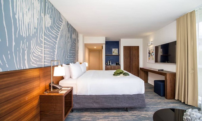 Central Beach Hotel | 4 Beachside Suite Near Shopping & Cultural Landmarks