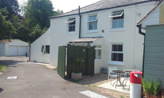 Dorchester House | 4 Bed-2 Bath-Sleeps 8-Large Garden-Pet Friendly