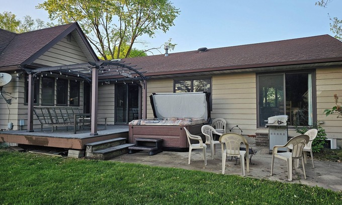 Ames House | 4- bed 3-bath w/private HOT TUB