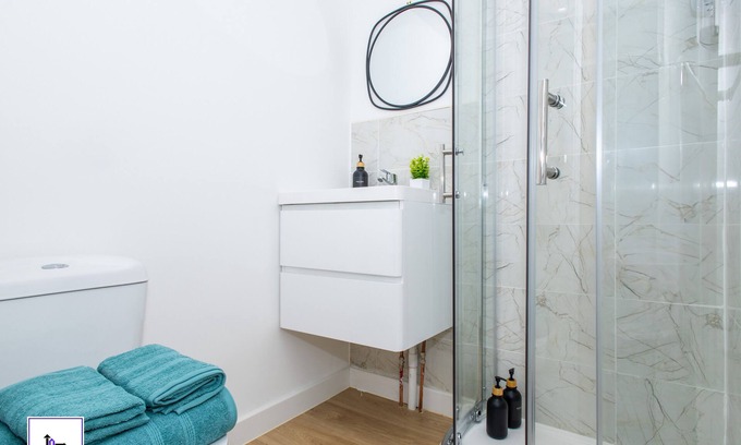 Lofthouse Apartment | 4 Bed 5 Bath - On Street Parking - Fast Wi-Fi - Self Check-in