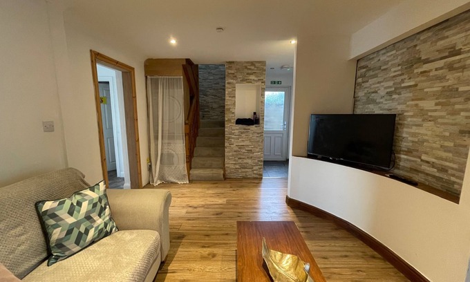 Shephall House | 4-Bed Barnwell Retreat- Sleeps 9, Garden & Parking