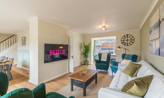 Winchester House | 4 Bed City House with Private Garden and Parking