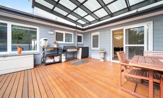 Curtin House | 4-Bed Family Home with Spacious Backyard and BBQ