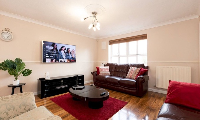 Thamesmead House | 4 Bed House in Greater London + Parking | Pass the Keys