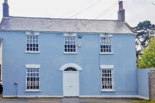 Cut Bush House | 4-Bed House in Kildare Sleeps 8 with Parking