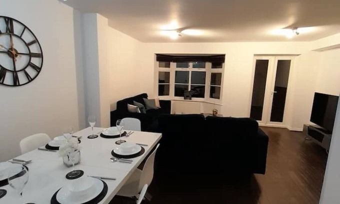 Marston Green House | 4-Bed| Up to 30% off| Contractors | BHX, NEC, HS2n
