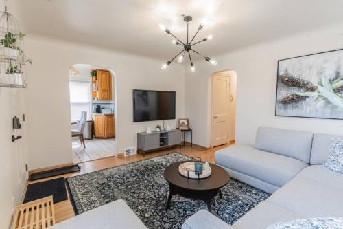 Dearborn House | 4 Bedroom 2 and a half bath that Sleeps 8 Near it all Ford Telegraph