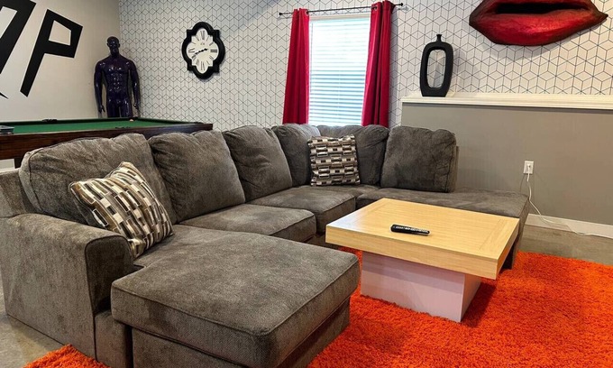 Maryville House | 4 bedroom/4.5 bathroom/10 beds/pets/pool table