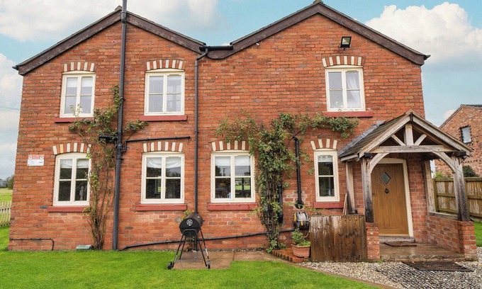 Overton-on-dee Cottage | 4 bedroom accommodation in Wrexham
