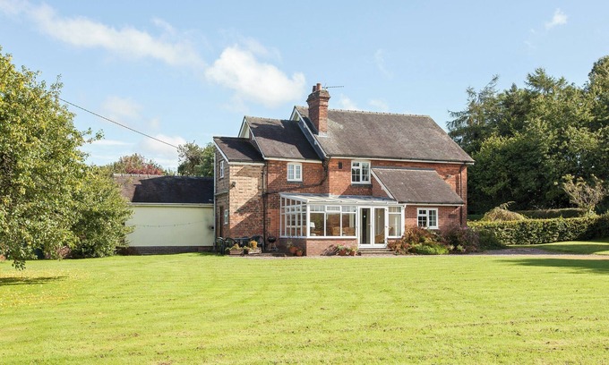 Sugnall Cottage | 4 bedroom accommodation in Chatcull, near Eccleshall