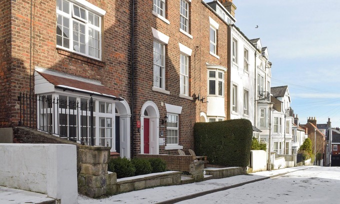 West Cliff Cottage | 4 bedroom accommodation in Whitby