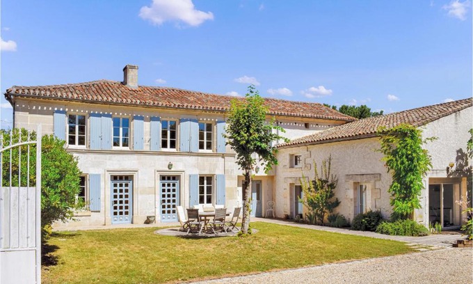 Champmillon House | 4 Bedroom Amazing Home In Champmillon