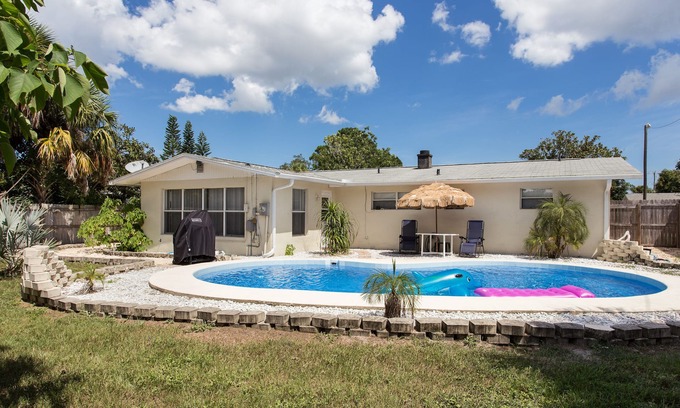 Tropic House | 4 Bedroom Cozy Getaway Pool house in the Heart of Melbourne