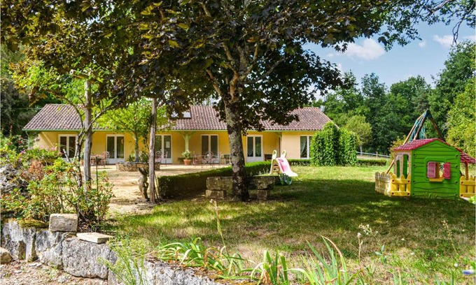La Douze House | 4 Bedroom Cozy Home In La Douze
