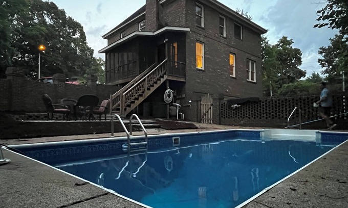 Cleveland House | 4-bedroom estate Downtown Cleveland WiFi, Pool, massage chair Kitchn Holidays