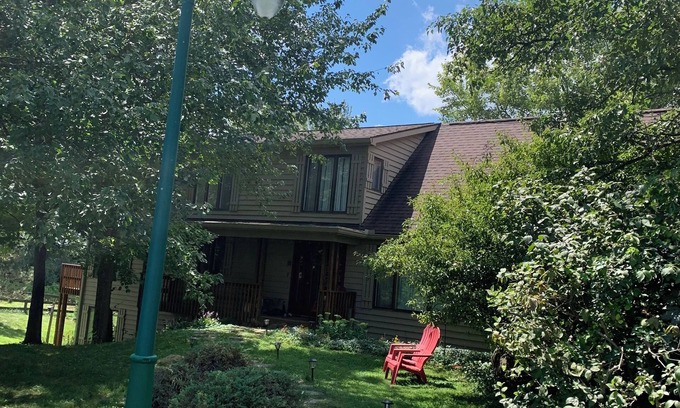 Granville House | 4-bedroom home on farm 5-minutes to Denison/Granville