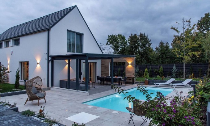 Balatonakarattya House | 4-bedroom house in marvelous Balatonakarattya with pool, jacuzzi and sauna.