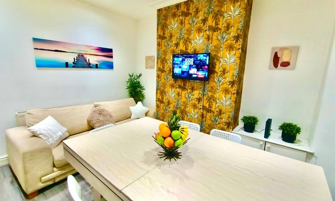 Anfield House | 4 Bedroom House in Anfield, Pool Table, Sleeps 18