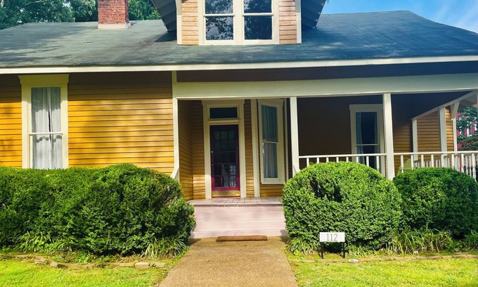Bell Buckle House | 4-bedroom house in charming Bell Buckle with AC, WiFi. Enjoy your stay