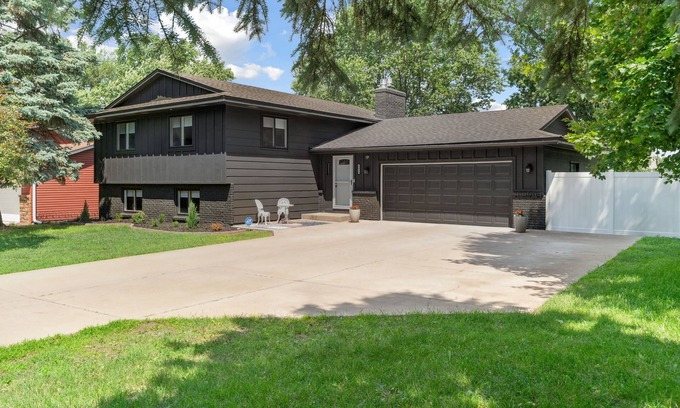 Mounds View House | 4-bedroom house in marvelous Mounds View with WiFi, AC