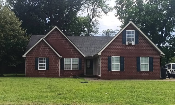 Lascassas House | 4-bedroom house in wonderful Lascassas with AC, fitness room, furnished