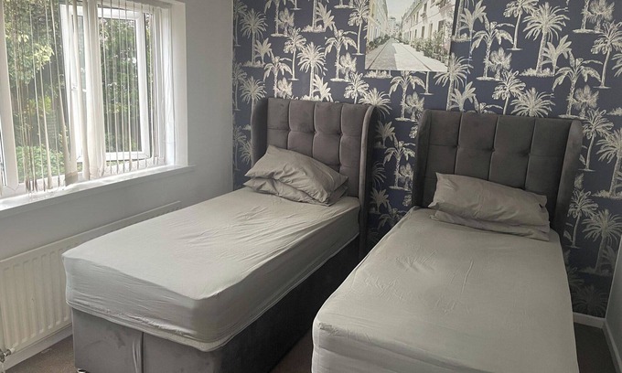 Stonnall House | 4 Bedroom House - Sleeps 6 - Garden, Bbq, Parking