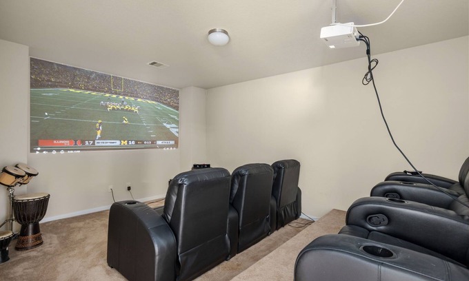 Spring House | 4 bedroom house with theatre! 10 minutes from Six Flags Hurricane Harbor!