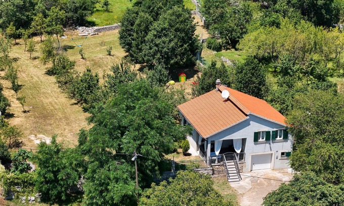 Vrlika House | 4 bedroom pet friendly home in Maovice