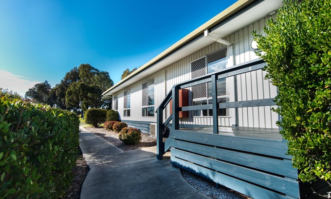 Churchill House | 4 bedroom unit in quiet location- pet friendly