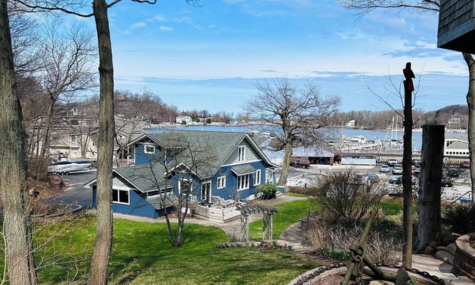 Macatawa House | 4-bedroom vacation home just 3 minutes drive to Lake Michigan