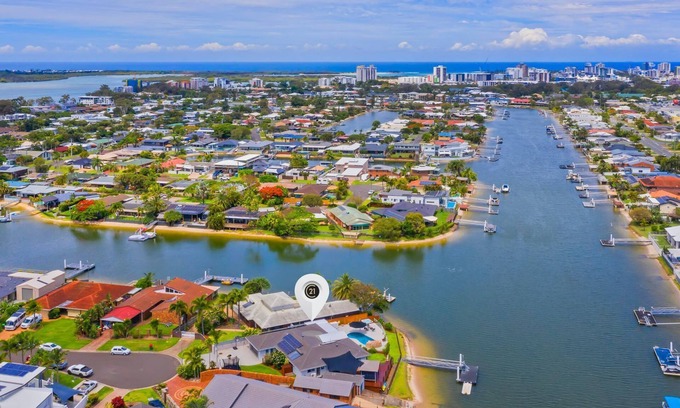 Maroochydore House | 4 bedroom with large water frontage and pool
