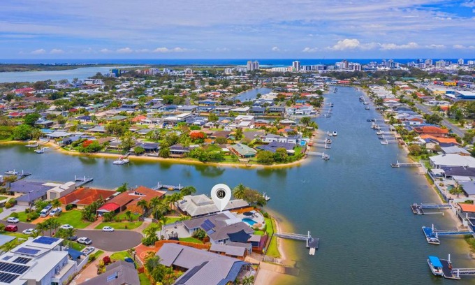 Maroochydore House | 4 bedroom with large water frontage and pool, reverse air conditioning