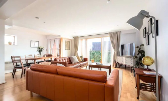 Chinatown Apartment | 4 BEDROOMS-QUIET-SPACIOUS-QUALITY 4 to 8 beds PARKING x 2