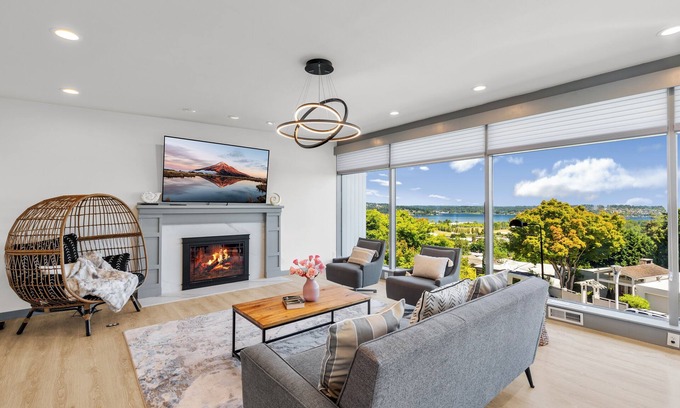 View Ridge House | 4 Beds Top Floor House with Lake & Mountain Views