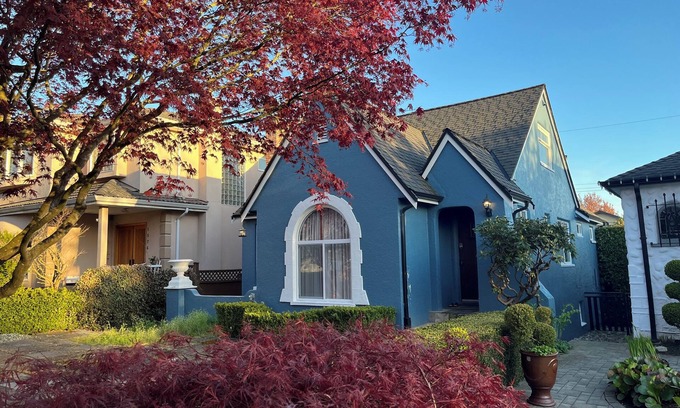 Kerrisdale House | 4 big bedrooms 2bathroom with tub and showern6mins to airport 20mins to downtown