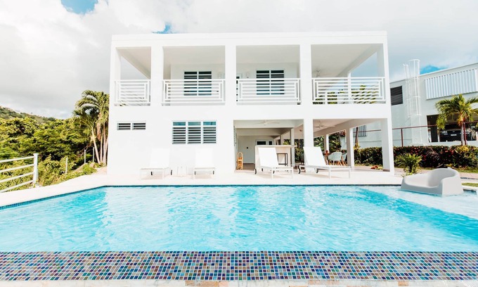 Camino Nuevo House | 4 BR/3BA W. Infinity Pool, Short Walk To Beach & Solar BU