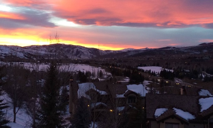 Edwards House | 4 Br/4 Bath in Arrowhead. Door To Door Transportation To Ski Area