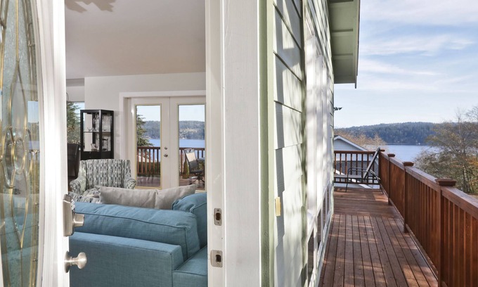 Freeland House | 4 BR Beautiful House, stunning views, walk to Golf and Beach.