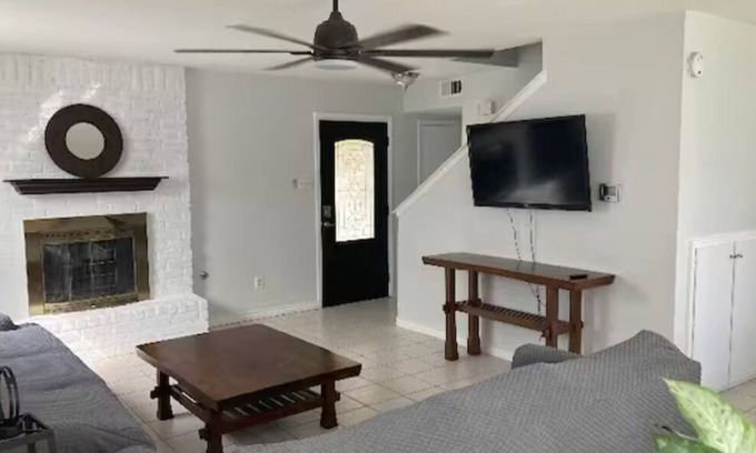 Franklin Park House | 4 BR-Close to Downtown and All attractions with lots of space.
