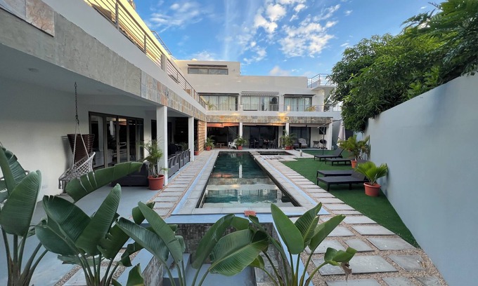 Bain Boeuf House | 4‑BR/Ensuite Designer Family Home with Pool, 2 terraces 3‑min to Beach parking