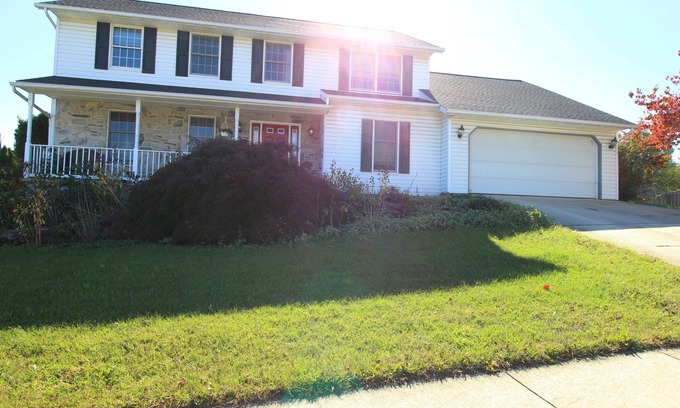 Harrisburg - Hershey House | 4-BR house 2-min walk to Armitage golf & Caddy Shack eatery/pub in Mechanicsburg