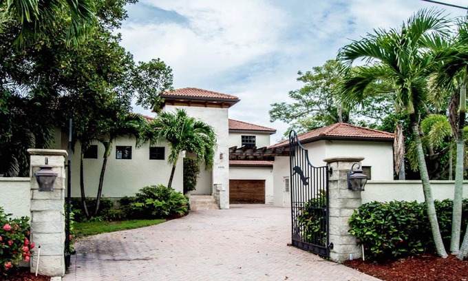 Bay Isle House | 4 BR SIESTA KEY SPA GETAWAY WITH GOLF SIMULATOR, TURFED YARD, AND MANCAVE.